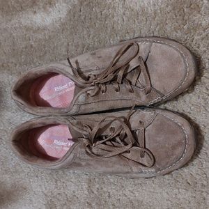 Sketchers suede shoes Size 9